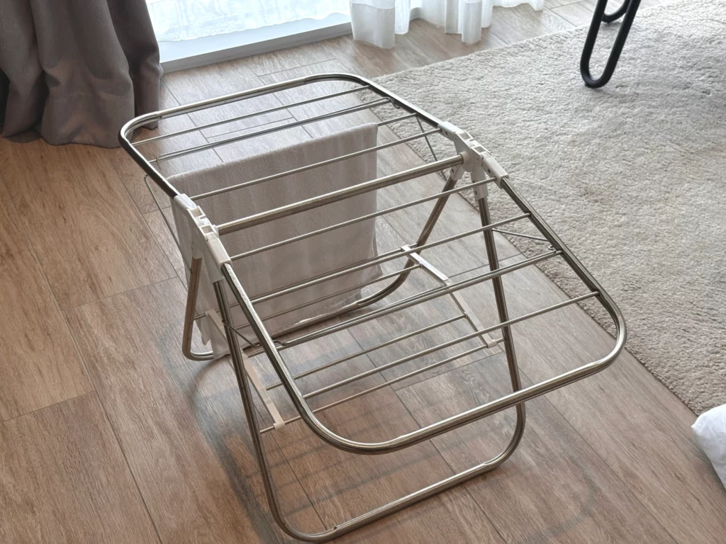 룸에 비치된 빨래 건조대