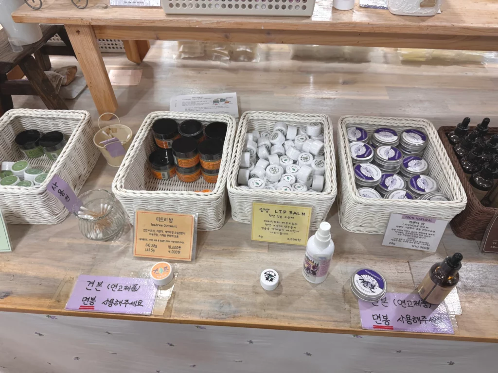 밤 형태의 화장품들