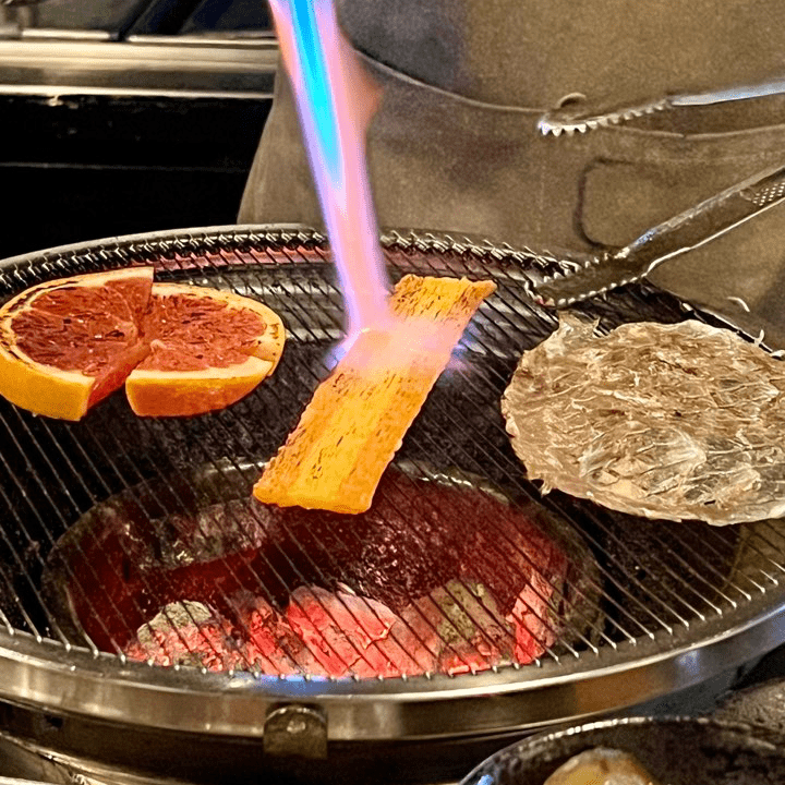 후식으로 제공되는 자몽, 쫀디기, 쥐포, 마시멜로