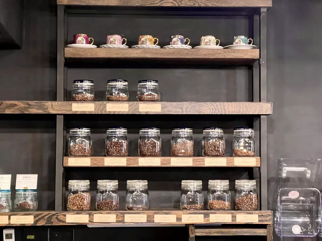 카페 트랑, 청주에서 '진짜 커피'를 마시고 싶다면 1 카페 트랑의 원두들