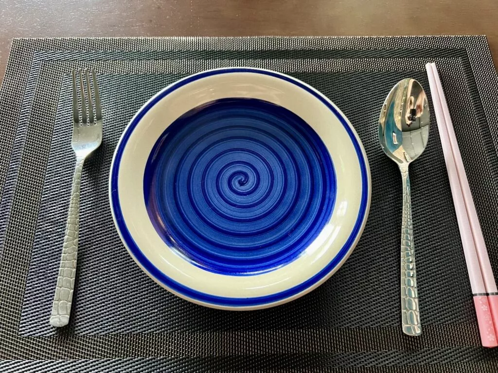 푸꾸옥 뉴월드 리조트 추천 맛집, Nhà hàng Cá Vàng Phú Quốc 3 Nhà hàng Cá Vàng Phú Quốc의 테이블 세팅