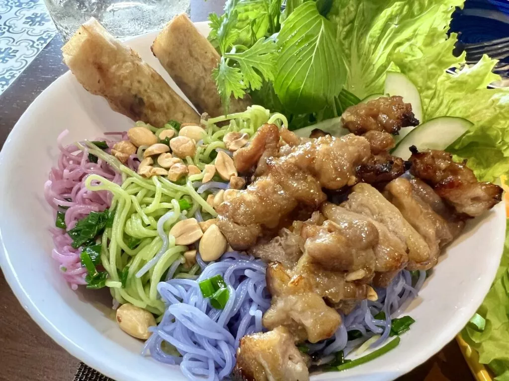 푸꾸옥 뉴월드 리조트 추천 맛집, Nhà hàng Cá Vàng Phú Quốc 4 Nhà hàng Cá Vàng Phú Quốc의 비빔 분짜