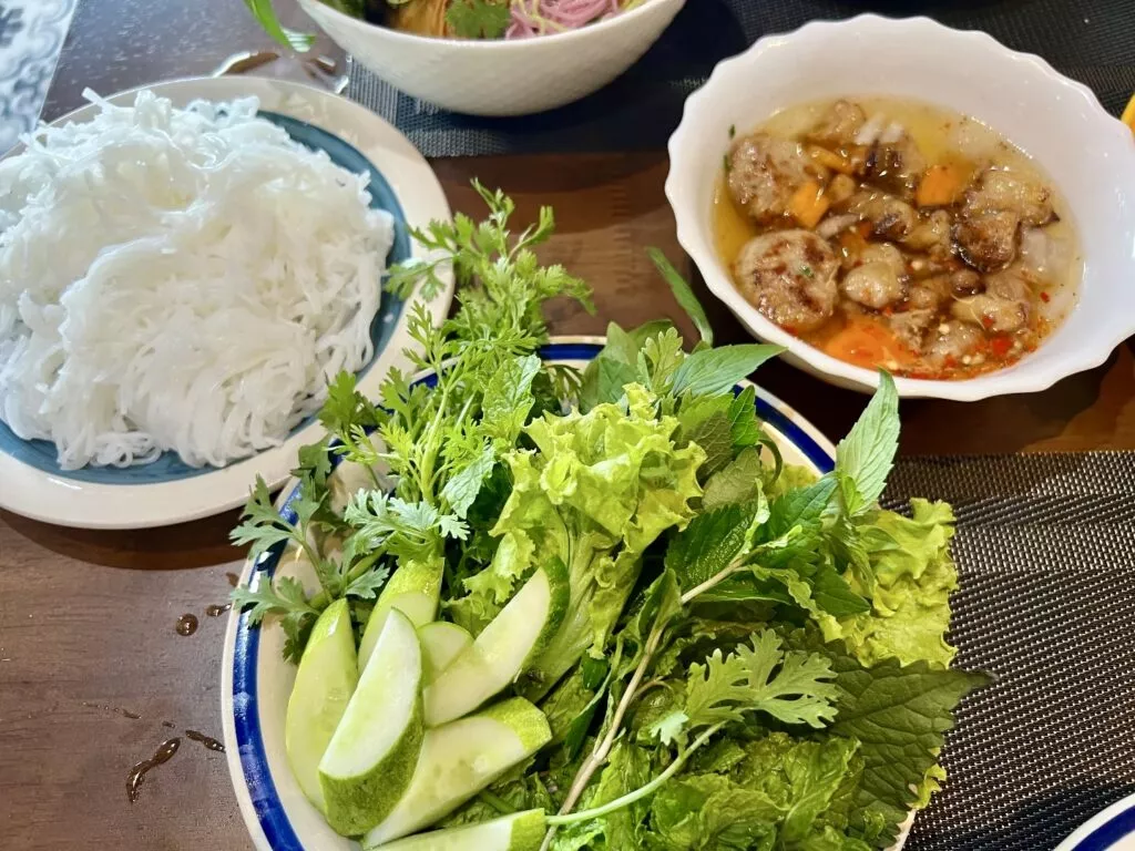 푸꾸옥 뉴월드 리조트 추천 맛집, Nhà hàng Cá Vàng Phú Quốc 5 Nhà hàng Cá Vàng Phú Quốc의 분짜