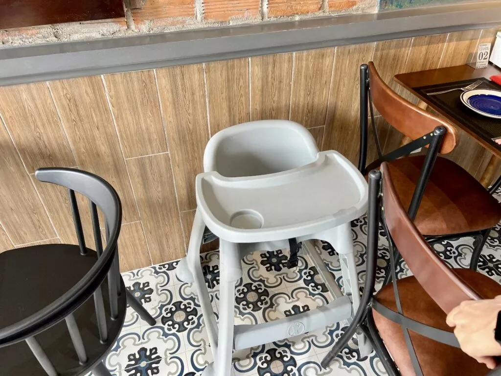 푸꾸옥 뉴월드 리조트 추천 맛집, Nhà hàng Cá Vàng Phú Quốc 9 Nhà hàng Cá Vàng Phú Quốc의 애기 의자