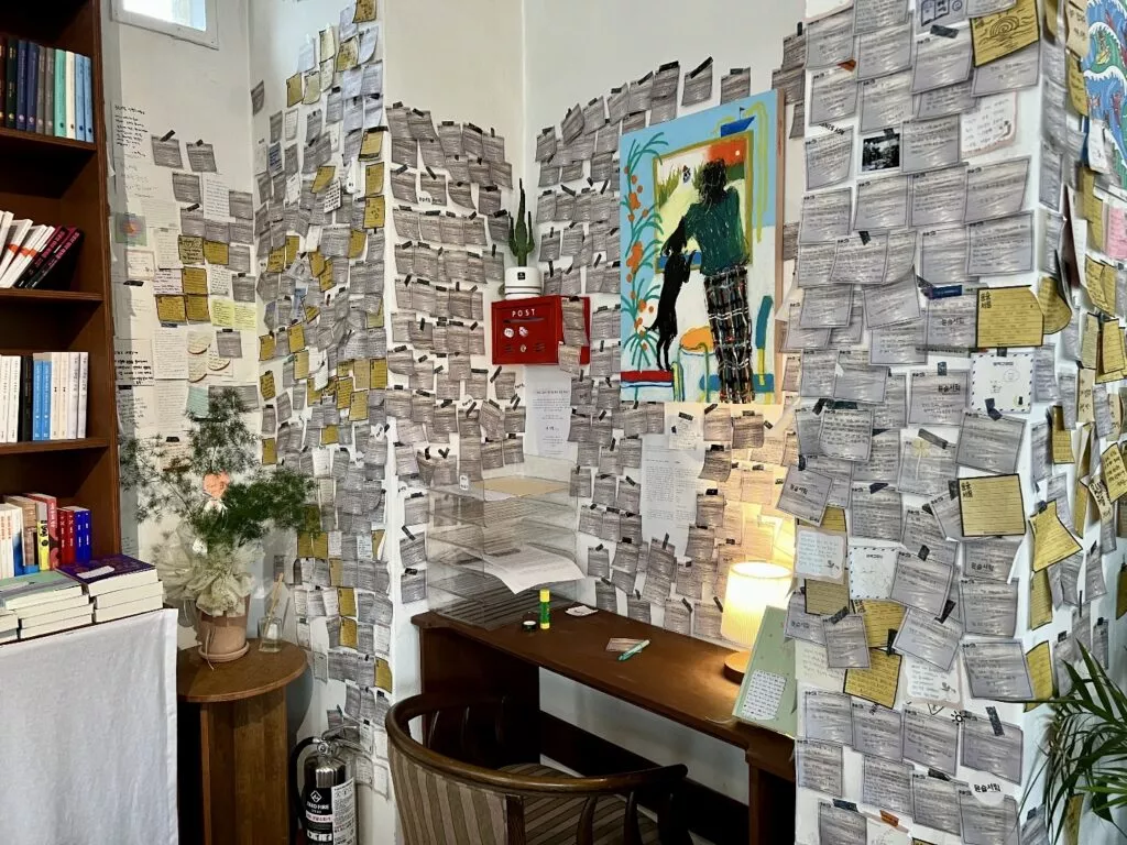 윤슬서림, 이야기가 가득한 공간 3 윤슬서림의 벽면을 가득 채운 포스트잇