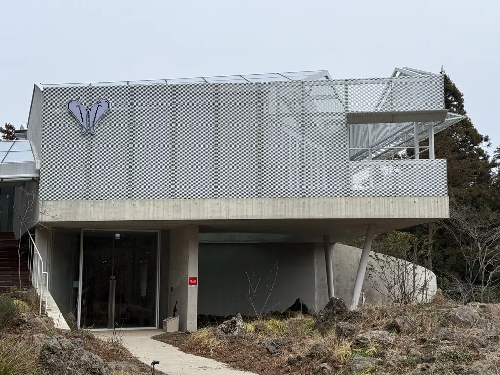 에가톳 라이브러리, 제주도를 여행할 때 꼭 가야 할 서점 추천 2 08C53995 5040 4F65 9BD1 6F11AEEEB3EB 1 105 c